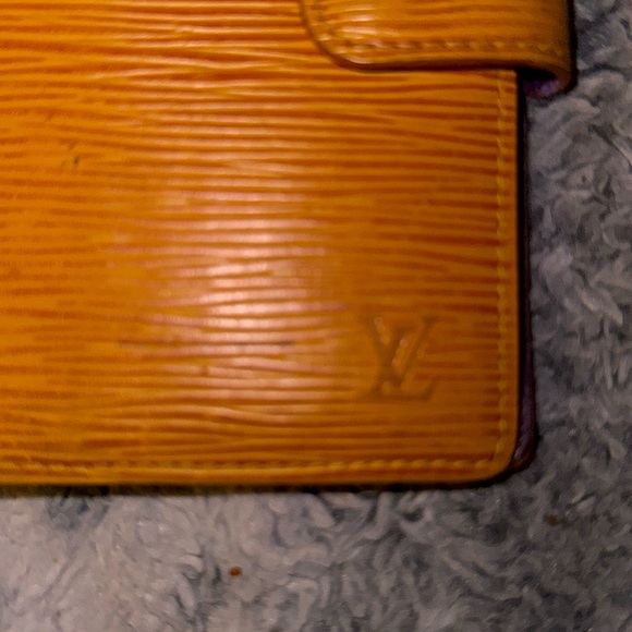 Men’s or Women’s Louis Vuitton Epi Passport Holder in Excellent condition! - Picture 3 of 12